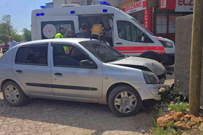 Virajı alamayan otomobil duvara çarptı: 5 yaralı