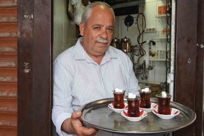 35 yıldır müşterilerine çay servisi yapıyor
