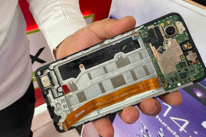 Telefon bataryası tamir sırasında alev alarak patladı