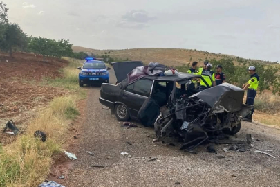 Gaziantep’te iki otomobil kafa kafaya çarpıştı: 1’i ağır 8 yaralı