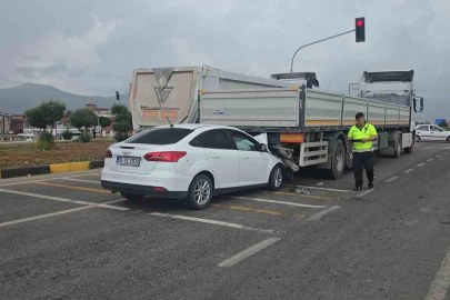 Gaziantep’te ışıkta bekleyen tıra çarpan otomobilin sürücüsü yaralandı
