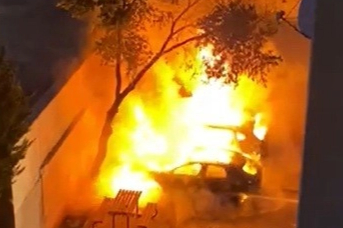 Otoparktaki 2 lüks araç yanarak küle döndü