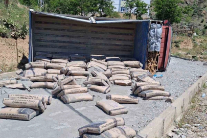 Çimento yüklü kamyon devrildi: 1 yaralı