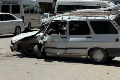 Minibüs ile otomobil çarpıştı