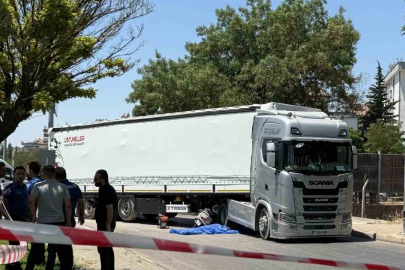 Tırın altında kalan motosikletteki 2 kişi hayatını kaybetti