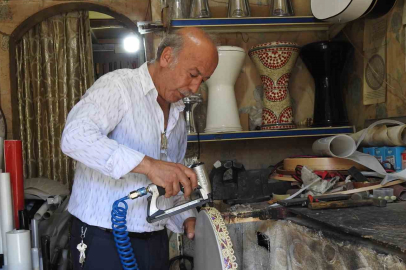 El emeğiyle yaptığı müzik aletlerini 50 yıldır müzik tutkunlarına ulaştırıyor