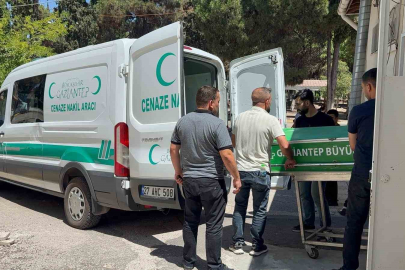 Tır traktöre çarptı: 1 ölü, 1 yaralı