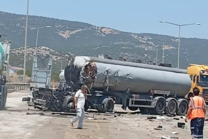 Tanker ile kamyon kafa kafaya çarpıştı: Sürücüler hayatını kaybetti