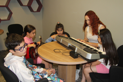 Öğrencilerinin karanlık dünyasını müzikle aydınlatıyor