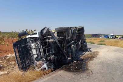 Araçla çarpışan kamyon yan yattı: 1 yaralı