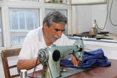 Mesleğini antika makinesiyle sürdürüyor