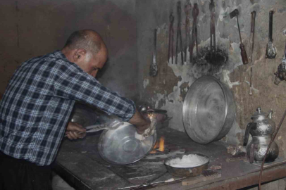 Mesleğini yaşatmaya çalışıyor
