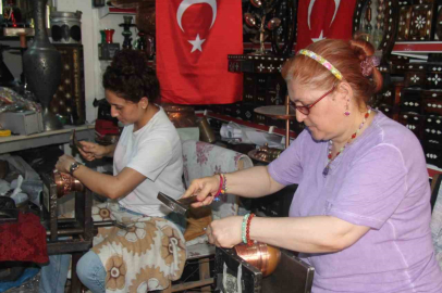 Erkek işi diyenlere inat bakır işleme ustası oldular