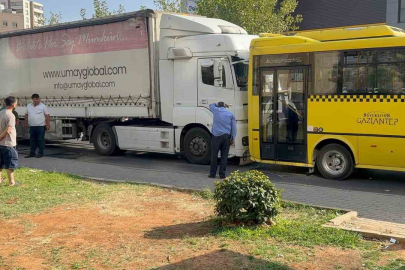 Durakta yolcu alan halk otobüsüne tır çarptı: 2’si ağır 3 yaralı