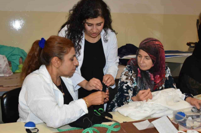 Kadınlar kendi diktikleri kıyafetleri giyiyor