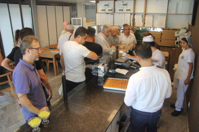 Öğrencilerin uygun fiyata ürettiği baklava için sıraya giriyorlar