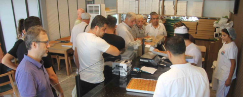 Öğrencilerin uygun fiyata ürettiği baklava için sıraya giriyorlar