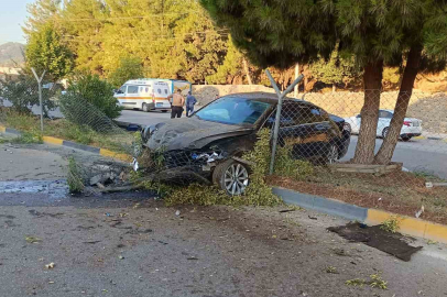 Kontrolü kaybolan otomobil refüje çıktı: 1 yaralı