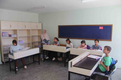 Görme engelli öğretmenin meslek aşkı öğrencilerine örnek oluyor