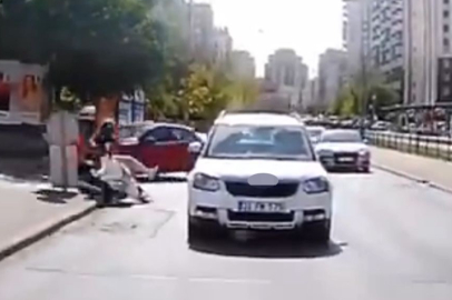 Otomobilin ani manevrası motosikletli kuryeyi hayattan koparıyordu