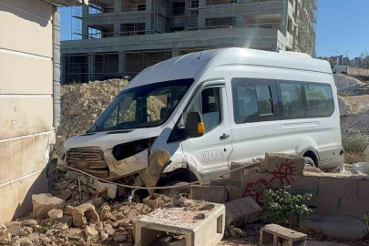 Kazadan kaçmaya çalışan servis eve çarptı: 3 yaralı