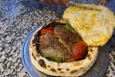 Kiremitte pişen lavaş kebabı damak çatlatıyor