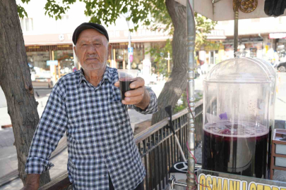 40 yıldır karadut suyu satıyor