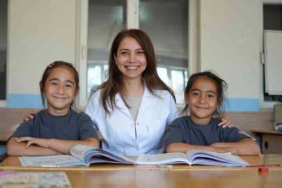 Bu okulda iki öğrenci, bir öğretmen var