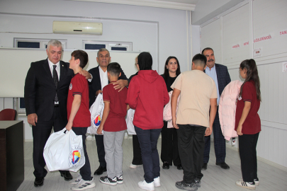 1.600 öğrenciye kaban sürprizi