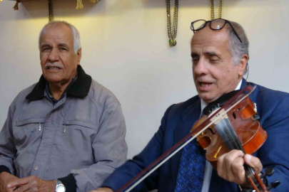 Müşterilerini müzikle karşılıyor
