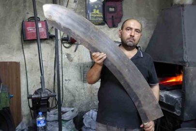 El emeğiyle yapılan insan boyundaki et satırı alıcısını bekliyor