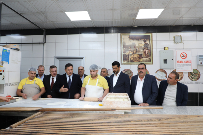 Antep lahmacunu tescilli tarifiyle pişirildi