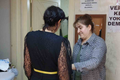 Kadın terzi kızlarının okuması için makine başına geçti