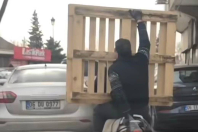 Tehlikeli yolculuk: Motosiklet üzerinde palet taşıdı