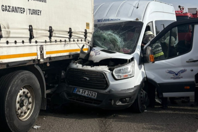 Gaziantep’te minibüs tıra arkadan çarptı: 5 yaralı