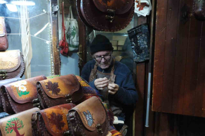 66 yıldır teknolojiye direnerek çanta yapıyor