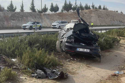 Kontrolden çıkan otomobil taklalar atarak refüje uçtu: 1 ölü, 4 yaralı