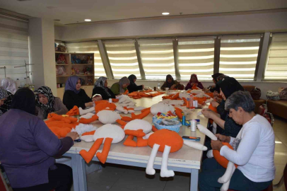 Kadınlar, lösemili çocuklara oyuncak bebek ve elbise dikmek için bir araya geldi