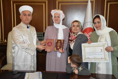 Alman kadın, Kur’an-ı Kerim’den etkilenip Müslüman oldu