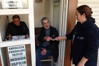 Eşi eleman bulamayınca kentin tek kadın çaycısı oldu