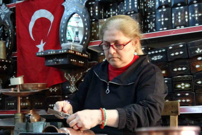 Kadın bakır ustası erkeklere taş çıkartıyor