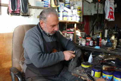 5 metrekarelik dükkanında 30 yıldır ayakkabı tamir ediyor