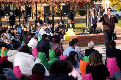 BAŞKAN YILMAZ GENÇLERLE KAMPÜSTE BİR ARAYA GELDİ
