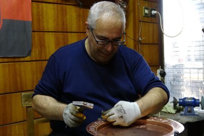 Baba mesleği bakırcılığı 40 yıldır aynı dükkanda sürdürüyor