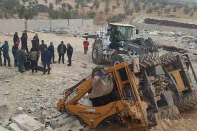 Devrilen kepçenin operatörü yaralandı