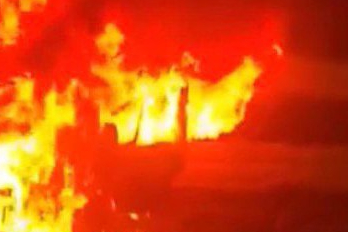 Seyir halindeki işçi servisi alev topuna döndü