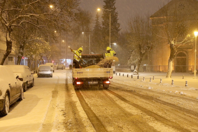 BÜYÜKŞEHİR YOĞUN KAR YAĞIŞINDA TÜM EKİPLERİYLE SAHADA