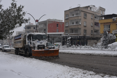 ŞAHİNBEY BELEDİYESİ EKİPLERİ KARLA MÜCADELEDE TEYAKKUZDA