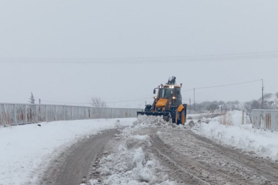 BÜYÜKŞEHİR’DEN KÖY YOLLARINDA YOĞUN KARLA MÜCADELE