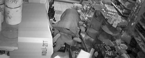 12 yaşındaki çocuğu darbetti, boğazına bıçak dayadı